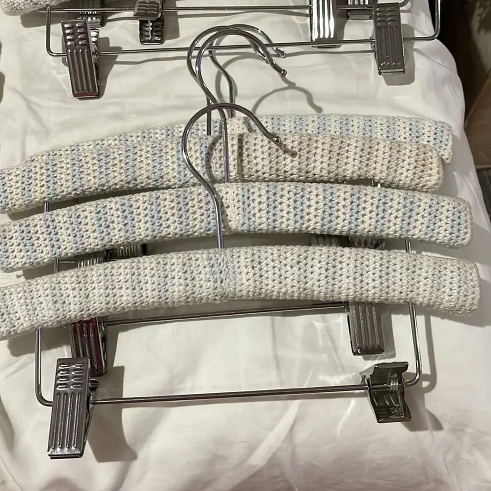 23 hanger blue cream tan woven 7 pants clips 16 top hanger guc